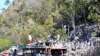 Untuk mencapai Laguna Bintang, traveler bisa menyewa kapal boat dari Waisai. Lama perjalanan menuju Laguna Bintang adalah sekitar satu jam (Randy/detikTravel)