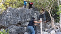 Traveler harus mendaki pulau karang yang merupakan spot terbaik untuk melihat Laguna Bintang dari ketinggian. belum ada infrastruktur seperti tangga kayu di Painemu (Randy/detikTravel)