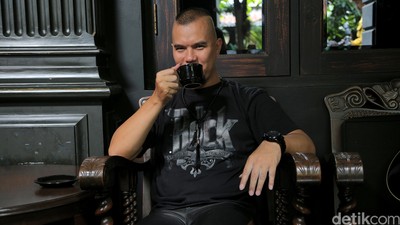 Ahmad Dhani: Ngopi Dulu Ah...