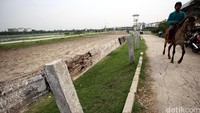 Beberapa fasilitas venue tampak rusak, salah satunya pagar pembatas yang sudah lapuk.