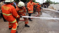 Damkar Cek Kemunculan Api Biru di Aspal Jalanan Beji Depok