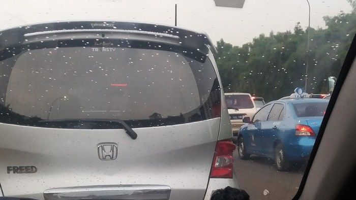 Lalin Tol Cikarang Arah Jakarta Macet, 40 Menit Cuma Gerak 100 Meter