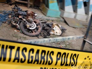 Mobil Selip Kopling Tabrak 3 Motor di Tebet, 1 Orang Terluka