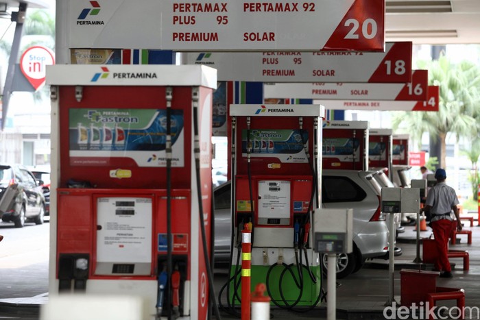 Mulai hari ini berbagai harga BBM turun serentak, mulai dari bensin premium, solar, Pertamax hingga Pertalite. Harga premium di wilayah Jawa-Madura-Bali turun dari Rp 7.400/liter jadi Rp 7.050/liter.
