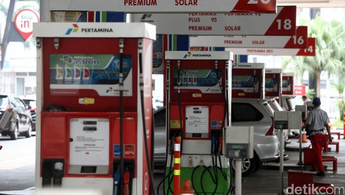 Mulai hari ini berbagai harga BBM turun serentak, mulai dari bensin premium, solar, Pertamax hingga Pertalite. Harga premium di wilayah Jawa-Madura-Bali turun dari Rp 7.400/liter jadi Rp 7.050/liter.