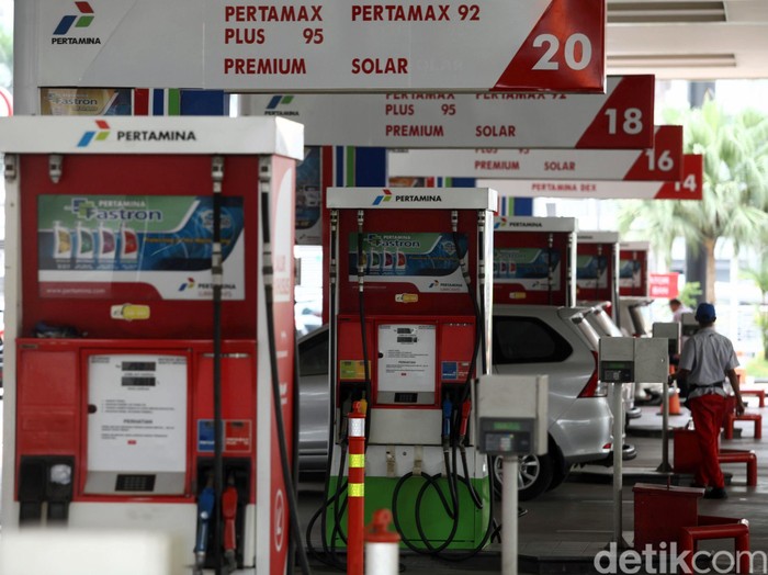 Mulai hari ini berbagai harga BBM turun serentak, mulai dari bensin premium, solar, Pertamax hingga Pertalite. Harga premium di wilayah Jawa-Madura-Bali turun dari Rp 7.400/liter jadi Rp 7.050/liter.