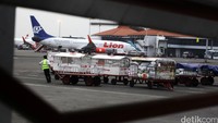 Bagasi penumpang yang sudah dipilih diangkut menggunakan troli barang.