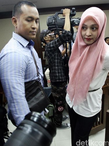 Foto: Cantiknya Angelina Sondakh dengan Hijab Beragam Warna