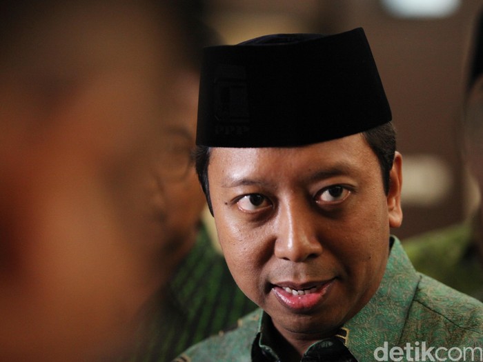 Ketum PPP Romi Bacakan Puisi Kami Lelah Saat Rapimnas
