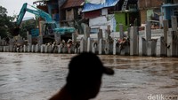 Alat berat dikerahkan dalam pemasangan turap ini.
