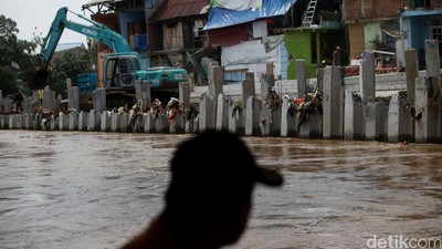 Pemasangan Turap Sungai Ciliwung