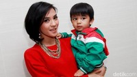 Mantan penyanyi cilik itu tampil kenakan sweatshirt berwarna merah menyala dan aksesori kalung. Pool/Gus Mun/detikFoto.