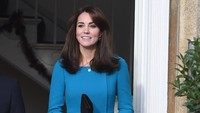 Kate melangkah penuh percaya diri dibalut dress berwarna biru muda rancangan Emilia Wickstead di acara bertajuk Action on Addiction pada 10 Desember 2015 lalu, di Warminster, Inggris. Pool/Eddie Mulholland/Getty Images/detikFoto.