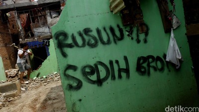 Normalisasi Kali, Warga Bukit Duri Bongkar Rumahnya