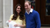 Di hari kelahiran anak keduanya yang diberi nama Putri Charlotte pada 2 Mei 2015 lalu, Kate terlihat mengenakan dress bernuansa putih dan kuning dari Jenny Packham. Chris Jackson/Getty Images/detikFoto.