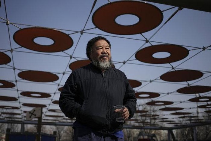 Seniman Ai WeiWei FILE - In this March 24, 2015 file photo, Chinese dissident artist Ai Weiwei walks near a playground outside a shopping mall in Beijing. Ai has his passport back four years after it was confiscated by authorities. Ai on Wednesday, July 22, 2015, posted a photo of himself on Instagram holding a Chinese passport with the caption, Today, I got my passport. (AP Photo/Andy Wong, File)