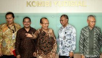 Ketua Komisi Yudisial Sementara Maradaman Harahap menyambut Ketua KPK Agus Rahardjo saat kunjungan di Komisi Yudisial, Jakarta, Rabu (6/1/2015).