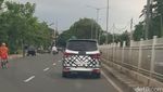 MPV China Berkeliaran di Pluit