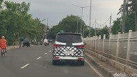 Bagian belakang mobil. Mobil hanya berisi satu orang yakni sang driver saja.Foto: George Kibum (Pembaca)