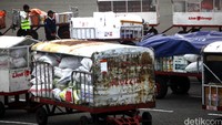 Petugas memindahkan barang penumpang menuju pesawat.