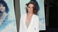 Saat hadiri screening film Clouds Of Sils Maria di New York, ia tampil dengan setelan serba putih. Neilson Barnard/Getty Images/detikFoto.