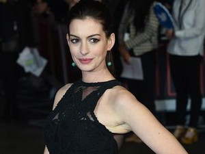 Anne Hathaway Ikut Foto Seksi Pakai Bantal, Tiru Gaya Princess Diary