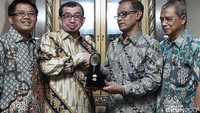 Ketua Dewan Syuro PKS Salim Segaf memberikan cenderamata ke Ketum Muhammadiyah Haedar Nashir.