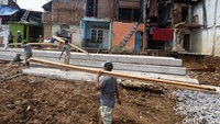 Bagi warga yang rumahnya terkena normalisasi direlokasi ke Rusun Cipinang Besar Selatan.