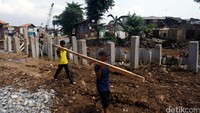 Efek dari normalisasi ini, puluhan rumah liar dibongkar. Warga membongkar sendiri rumah mereka.