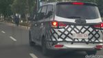 MPV China Berkeliaran di Pluit