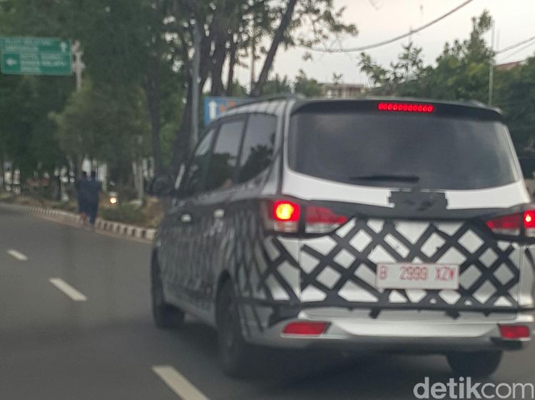 MPV China Berkeliaran di Pluit