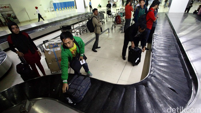 Secara umum, prosedur penanganan bagasi dalam dunia penerbangan sudah diatur sedemikian rupa, sehingga tercipta standarisasi yang sama antara satu airline dengan airline lainnya. Yang dimaksud dengan prosedur disini adalah tata cara, aturan atau urutan proses pengiriman atau penerimaan bagasi dari bandara keberangkatan hingga bandara tujuan. Begini proses penanganan bagasi pesawat Lion Air di Bandara Soekarno-Hatta. Hasan Alhabshy/detikcom