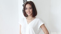 Pada kesempatan itu, Uty tampil dengan blus putih dipadu celana pink dan sandal putih, hitam dan emas. Pool/Ismail/detikFoto.