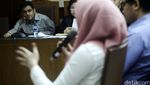 Berjilbab Pink, Angie Bersaksi untuk Nazaruddin