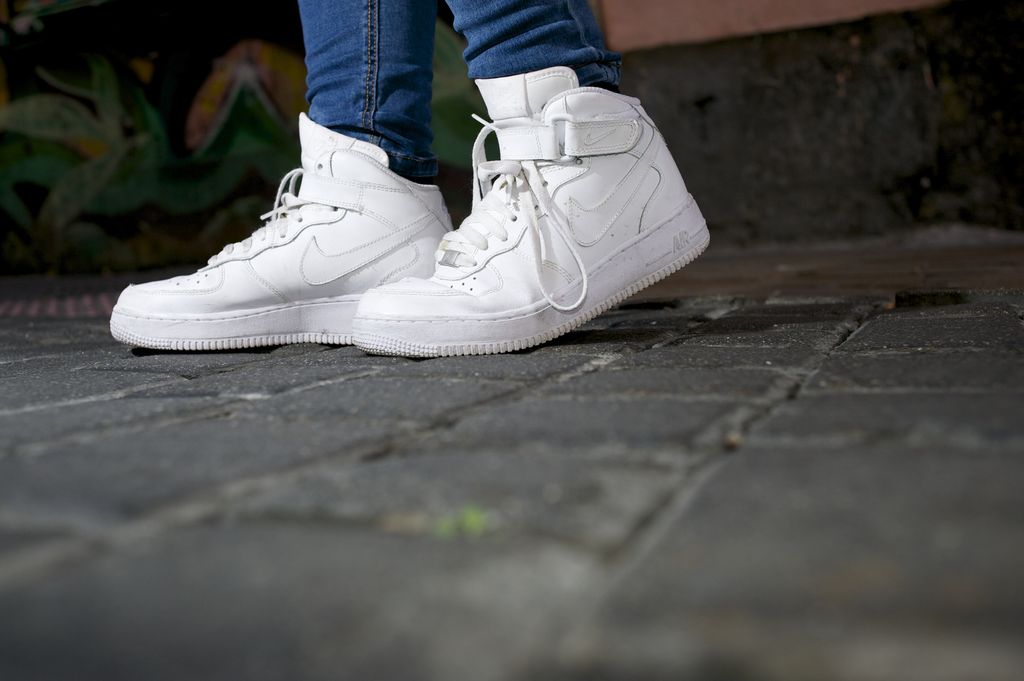 MADRID, SPAIN - NOVEMBER 16:  Alba wears Nike sneakers, Stradivarius trousers, ZARA sweater, Pepe Jeans huntress, Misako handbag and H&M cap  at Malasana neighborhood on November 16, 2015 in Madrid, Spain.  (Photo by Juan Naharro Gimenez/Getty Images)