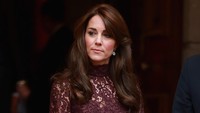 Kenakan dress ungu dengan detail renda dari Dolce&Gabbana, ibu dari Putri Charlotte itu terlihat sangat percaya diri saat menyambut Presiden China Xi Jinping di London, Inggris, pada 21 Oktober 2015 lalu. Chris Jackson/Getty Images/detikFoto.