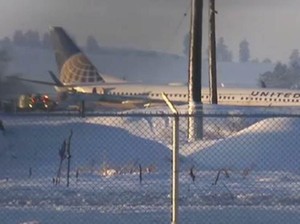 Pesawat United Terjerembab ke Tumpukan Salju di Bandara Washington