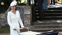 Di upacara sakral pembatisan Putri Charlotte di Kings Lynn, Inggris, pada 5 Juli 2015 lalu, Kate nampak anggun mengenakan coat putih dari Alexander McQueen. Chris Jackson/Getty Images/detikFoto.