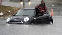 Pengendara terjebak banjir di Van Nuys, California. Gene Blevins/Reuters/detikFoto.