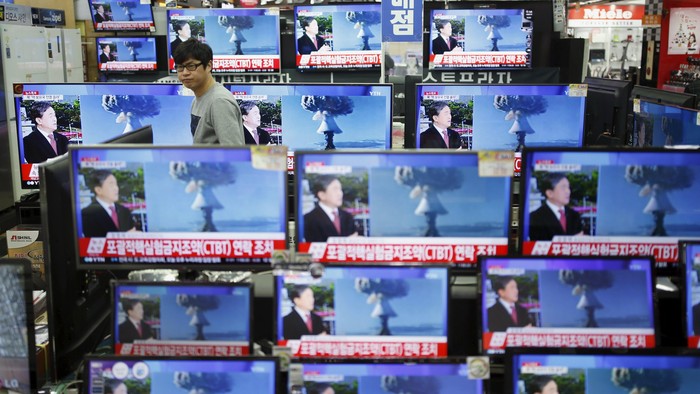 Warga menyaksikan uji coba Ledakan nuklir Korea Utara dari sebuah televisi di stasiun kereta Seoul, Korea Selatan, Rabu (6/1). Uji coba bom hidrogen Korea Utara ini menyebabkan gempa berkekuatan 5,1 skala richter dan menghebohkan negara tetangga seperti Korea Selatan dan China. REUTERS/Issei Kato