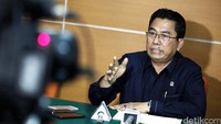 Humas Pengadilan Negeri (PN) Jakarta Selatan Made Sutisna memberi peringatan (aanmaning) penyitaan aset Yayasan Supersemar di PN Jaksel, Jakarta, Rabu (6/1/2015). Sutisna memberi penjelasan kepada wartawan terkaitketidakhadiran pihak Yayasan Supersemar terkait surat peringatan (aanmaning) sita aset yayasan tersebut senilai Rp4,4 triliun.