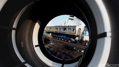 18 KRL dari Jepang Tiba di Tanjung Priok