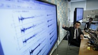 Direktur Badan Meteorologi Jepang Divisi Observasi Tsunami dan Gempa Bumi Yohei Hasegawa memberikan keterangan pers terkait gempa di Korea Utara. Jumpa pers digelar di Kantor Badan Meteorologi Jepang di Tokyo. Issei Kato/Kim Hong-Ji/Reuters.