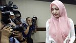 Berjilbab Pink, Angie Bersaksi untuk Nazaruddin