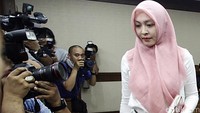 Angie meninggalkan ruang sidang usai memberikan kesaksian.