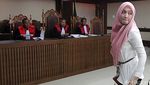 Berjilbab Pink, Angie Bersaksi untuk Nazaruddin