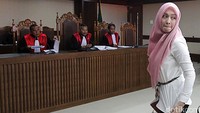 Angie hadir dengan memakai jilbab warna pink.