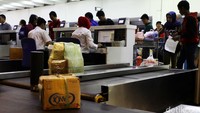 Penumpang melakukan check in bagasi pada petugas Lion Air, Selasa (5/1/2016). Saat Check In, bagasi diberi label rute dan jadwal penerbangan.