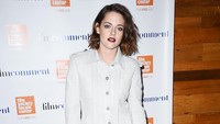 Kristen tampil dengan busana abu-abu yang dipadu heels hitam-putih di acara 2016 Film Society Of Lincoln Center Luncheon di New York. Nicholas Hunt/Getty Images/detikFoto.