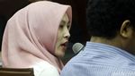Berjilbab Pink, Angie Bersaksi untuk Nazaruddin